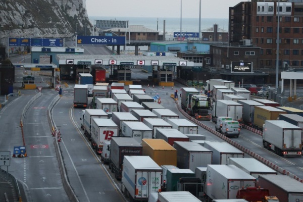 معلومات تفيد بأن 85% من الشاحنات التي تعبر عادة النفق بين بريطانيا وفرنسا قد لا تكون مستعدة لمرحلة خروج لندن من الاتحاد الاوروبي من دون اتفاق