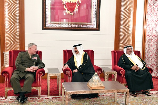 العاهل البحريني خلال لقاء مع قائد القيادة المركزية الاميركية - وكالة أنباء البحرين