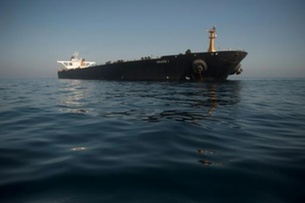 تعطل ناقلة نفط إيرانية في البحر الأحمر