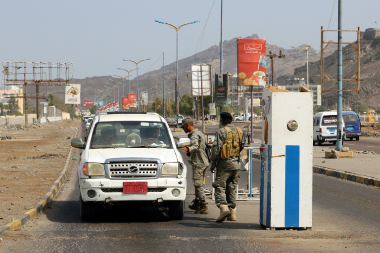 مقاتلون انفصاليون يحاصرون معسكرين حكوميين في جنوب اليمن