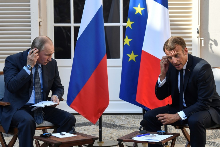 الرئيس الفرنسي إيمانويل ماكرون ونظيره الروسي فلاديمير بوتين في المقر الرئاسي الصيفي بقلعة فريغانسون في جنوب فرنسا في 19 أغسطس 2019