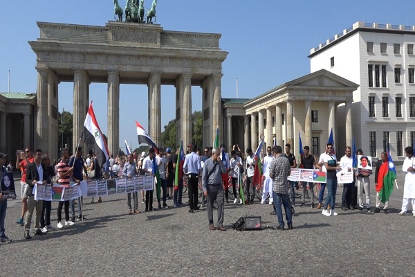 بلوش واحوازيون ينددون امام مقر البرلمان الالماني في برلين بممارسات النظام الايراني 