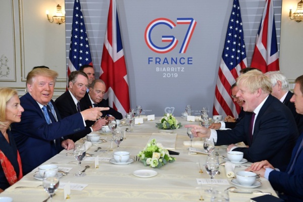 الرئيس الأميركي دونالد ترمب ورئيس الوزراء البريطاني بوريس جونسون في لقائهما الأول في بياريتس