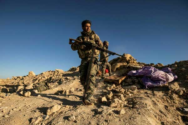 مقاتلون من قوات سوريا الديموقراطية في الباغوز في شرق سوريا في 18 مارس 2019