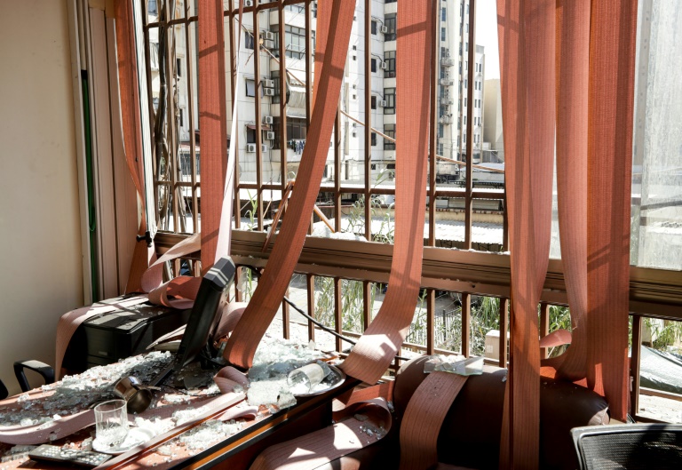 أضرار داخل أحد مكاتب المركز الإعلامي لحزب الله ناجمة عن سقوط طائرة استطلاع إسرائيلية بعد انفجارها فجر الأحد في 25 أغسطس 2019