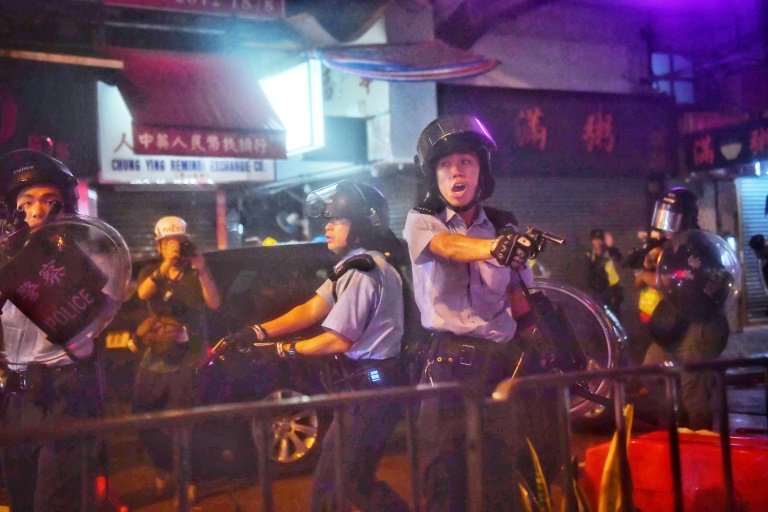 شرطة هونغ كونغ تبرر اللجوء إلى الطلقة التحذيرية بعنف المتظاهرين