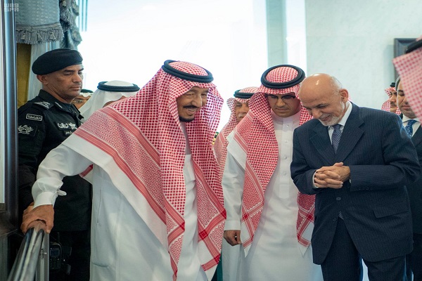 العاهل السعودي خلال استقباله رئيس أفغانستان