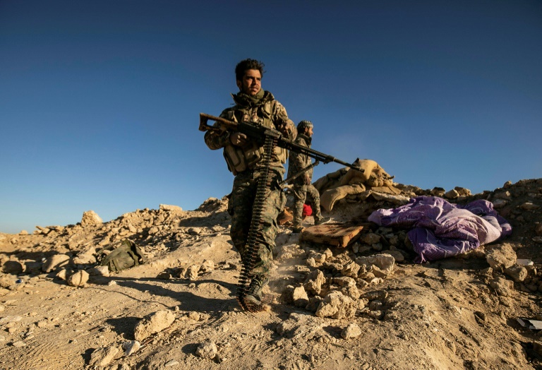 مقاتلون من قوات سوريا الديموقراطية في الباغوز في شرق سوريا في 18 اذار/مارس 2019