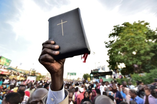 سودانيون مسيحيون من جبال النوبة يشاركون في تظاهرة الاحتجاج أمام مقر القيادة العامة للقوات المسلحة في الخرطوم في 14 أبريل 2019