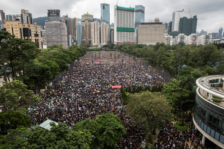 عشرات آلاف المحتجين المطالبين بالديموقراطية في هونغ كونغ يتجمعون في متنزه 