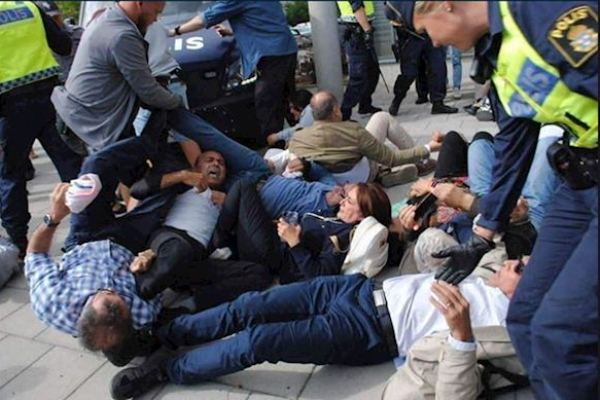 محتجون إيرانيون في ستوكهولم ضد زيارة ظريف لها