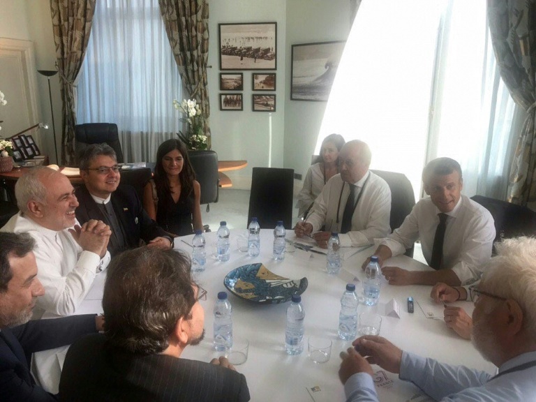 صورة من حساب ظريف على تويتر تظهره مجتمعا مع ماكرون ولودريان في بياريتس بعد ظهر الاحد في 25 أغسطس 2019