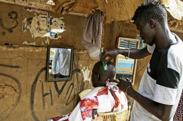 بات عشرات الشبان السودانيين الصغار يتدفقون الآن على محلات الحلاقة للحصول على أحدث قصات الشعر التي كانت لتعرضهم للعقوبات في عهد الرئيس السابق والمسجون حاليا عمر البشير.