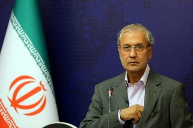 المتحدث باسم الحكومة الإيرانية علي ربيعي خلال مؤتمر صحافي في طهران