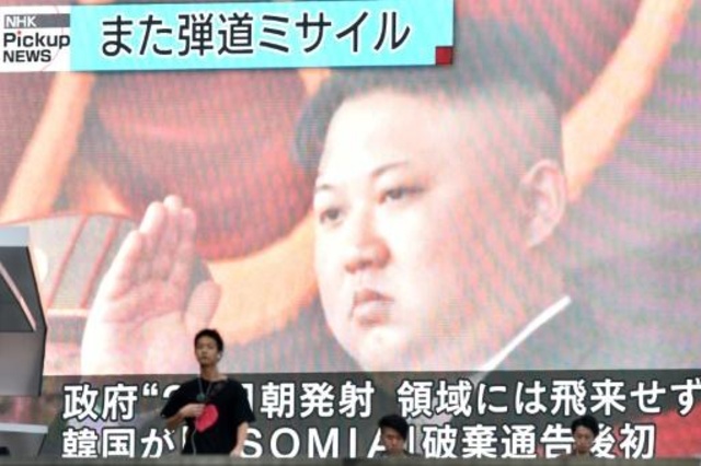 صورة الزعيم الكوري الجنوبي كيم جونغ أون على شاشة تلفزيونية عملاقة في طوكيو خلال عرض تقرير عن التجربة الصاروخية 