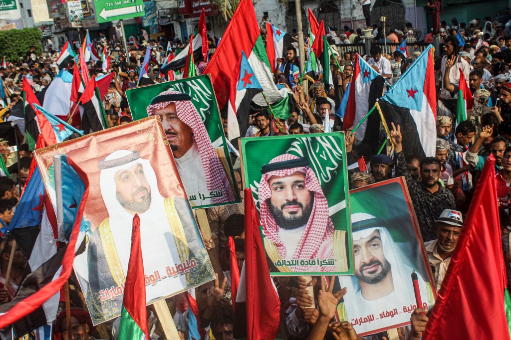 انصار المجلس الانتقالي رفعوا أعلام السعودية والامارات