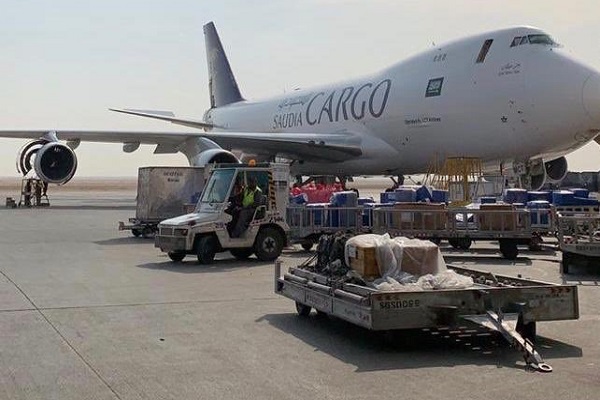 طائرة إغاثية قبيل انطلاقها من السعودية إلى السودان