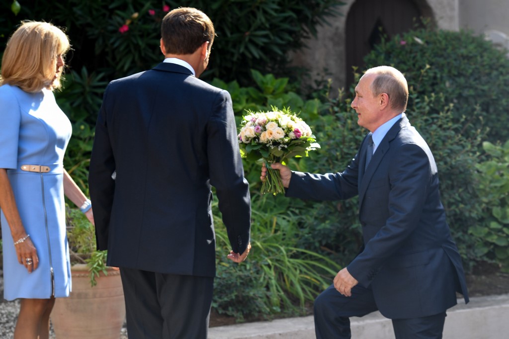 بوتين يقدم ورودا لزوجة ماكرون خلال زيارته الاخيرة إلى فرنسا