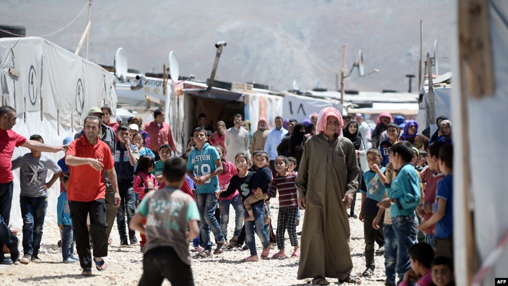 إرسال مساعدات انسانية الى مخيم للنازحين السوريين