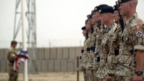 جنود بريطانيون ودنماركيون خلال مراسم تسليم قاعدة الشعيبة في العراق بتاريخ 24 نيسان/ابريل 2017 ا ف ب/ا ف ب/ارشيف