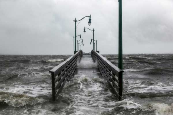 رياح وأمطار غزيرة على شاطئ جينسين في فلوريدا في 3 سبتمبر مع اقتراب الإعصار دوريان