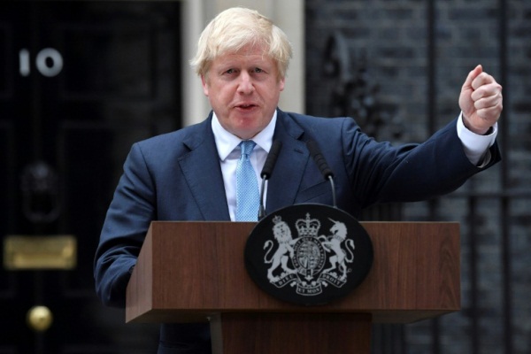 رئيس الوزراء البريطاني بوريس جونسون يصرّح أمام 10 داونينغ ستريت