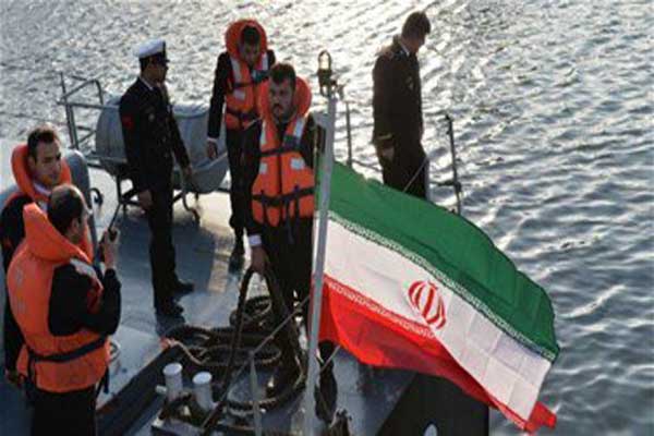 إيران تحتجز زورقًا على متنه 12 فلبينيًا في مضيق هرمز