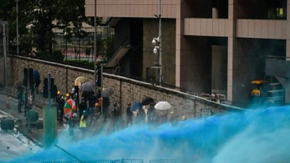 احتجاجات هونغ كونغ: المتظاهرون يتحدون الحظر ويهاجمون مبنى المجلس التشريعي