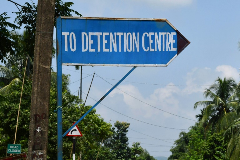 لوحة على الطريق تشير إلى مركز احتجاز جديد يتم بناؤه للأشخاص الذين يم يتم إدراجهم في سجل المواطنين في قرية كادامتولا غولابور في ولاية اسام الهندية. التقطت الصورة بتاريخ 29 آب/اغسطس 2019