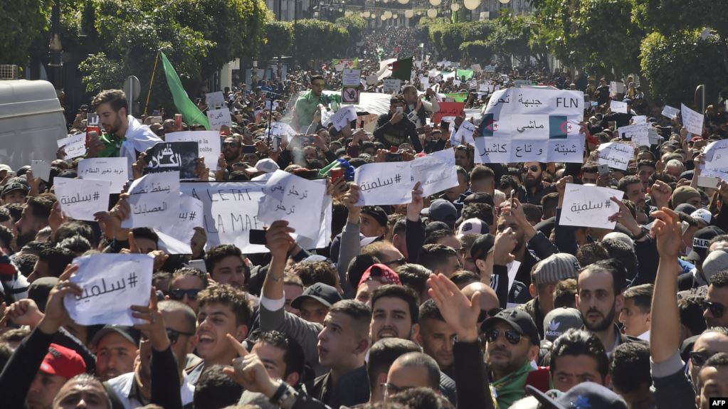 جزائريون خلال المظاهرة في العاصمة