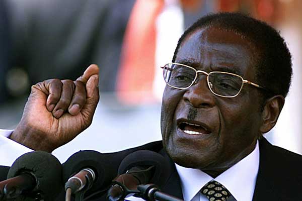 رئيس زيمبابوي السابق روبرت موغابي في تشييع نائب الرئيس السابق فينجيساي موزيدا بتاريخ 24 سبتمبر 2003 في هراري