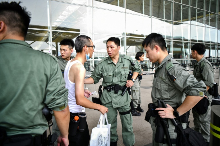 انتشار كبير للشرطة لمنع المتظاهرين من استهداف مطار هونغ كونغ