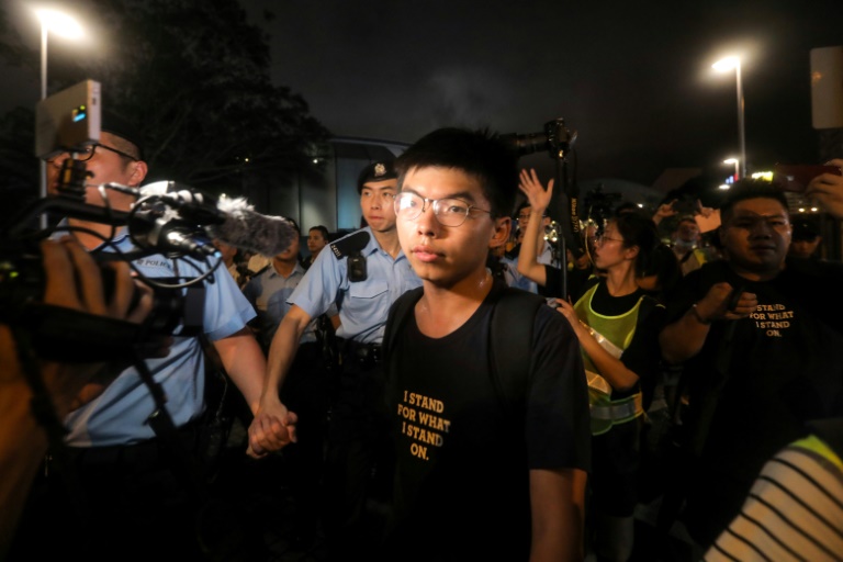 الناشط في حراك هونغ كونغ جوشوا وونغ في طريقه إلى ألمانيا