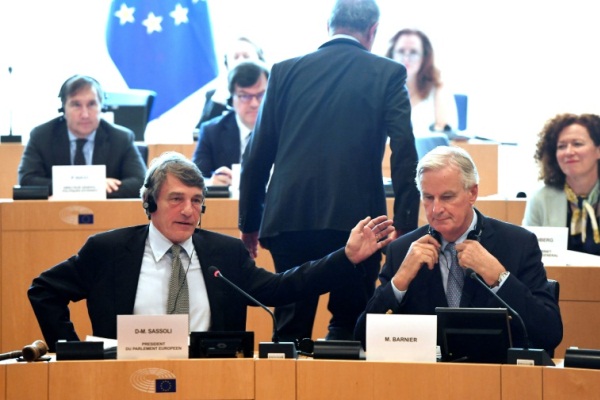 رئيس البرلمان الاوروبي دافيد ساسولي يرحب بالمفاوض الاوروبي ميشال بارنييه في مقر البرلمان الاوروبي في بروكسل