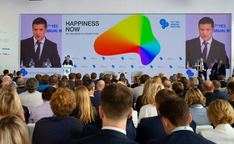 الرئيس الأوكراني فولوديمير زيلينسكي يلقي كلمة أمام مؤتمر يالطا الدولي للاستراتيجيات الأوروبية في كييف، 13 أيلول/سبتمبر 2019