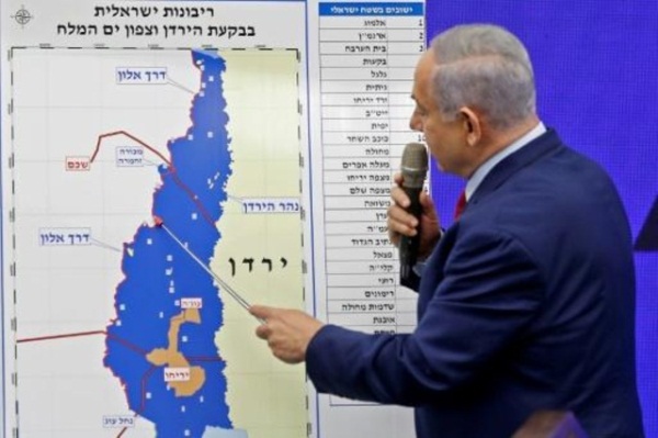 رئيس الوزراء الإسرائيلي بنيامين نتانياهو يشير إلى خارطة غور الأردن خلال خطابه في مدينة رامات غان الإسرائيلية