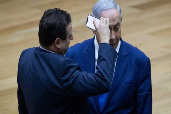 أيمن عودة يصور نتانياهو خلال مناقشات قانون الكاميرات في الكنيست (Yonatan Sindel/Flash90)