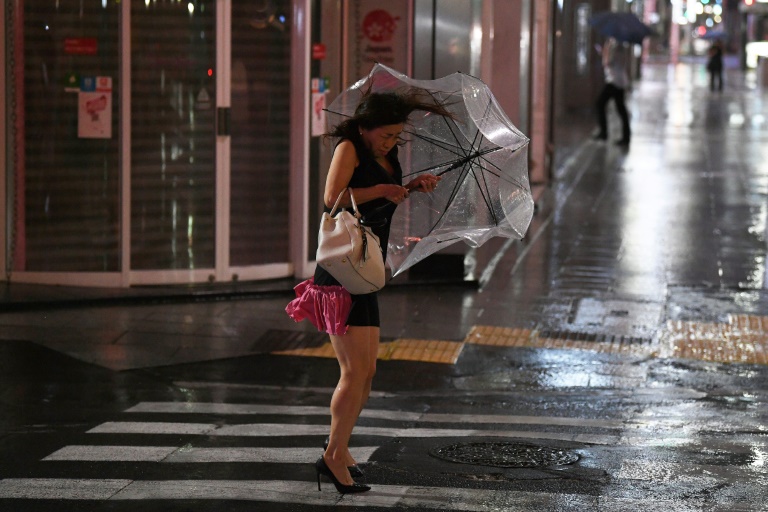 إعصار عنيف يضرب طوكيو ويتسبب باضطرابات في حركة النقل
