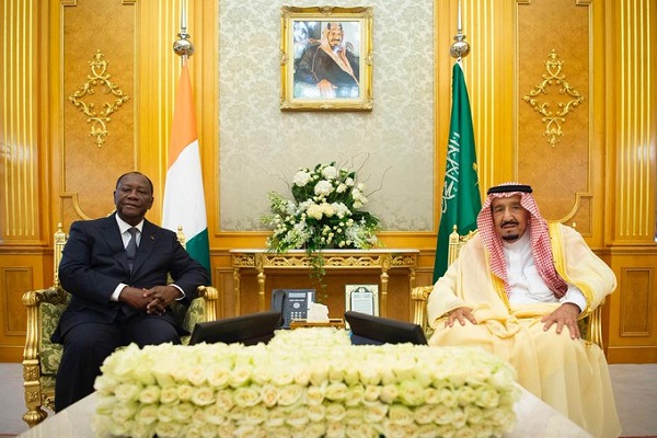 العاهل السعودي والرئيس الحسن واتارا خلال جلسة المباحثات