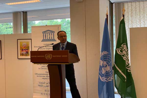 الدكتور عبد العزيز المزيني ملقيًا كلمة اليونسكو في افتتاح معرض للفنان عثمان الخزيّم في مقر الأمم المتحدة - تويتر