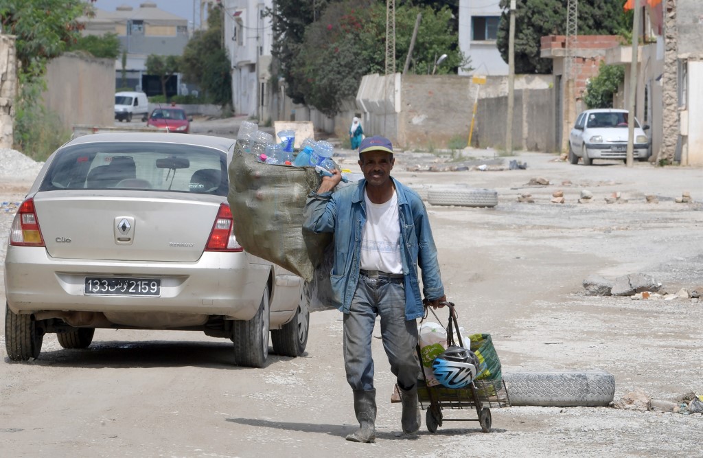 عامل نظافة في حي التضامن الفقير في العاصمة تونس