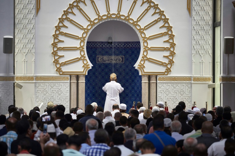 مسلمون في المسجد الكبير في مدينة ليون الفرنسية