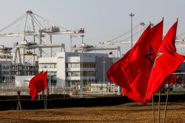أعلام المغرب قرب رافعة حاويات في ميناء طنجة المتوسط بشمال المغرب