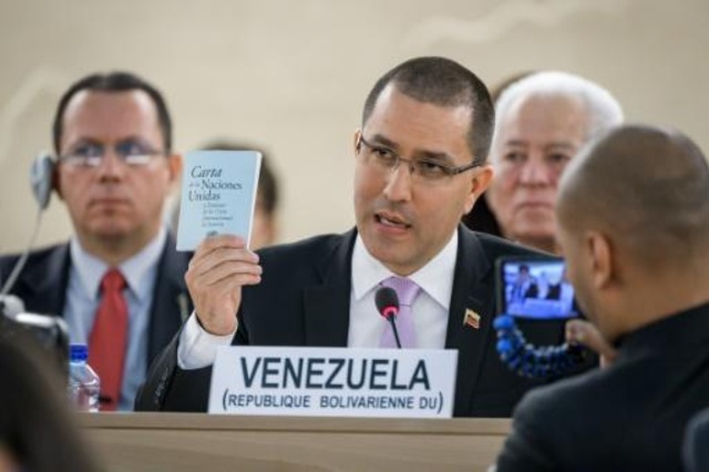 وزير الخارجية الفنزويلي خورخي أرياسا يرفع ميثاق الأمم المتحدة خلال كلمته في مجلس حقوق الإنسان في جنيف، 12 ايلول/سبتمبر 2019