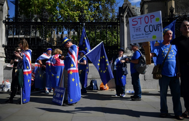 ناشطون مناهضون لبريكست يرفعون الأعلام الأوروبية أمام مبنى البرلمان البريطاني في لندن، 12 سبتمبر 2019