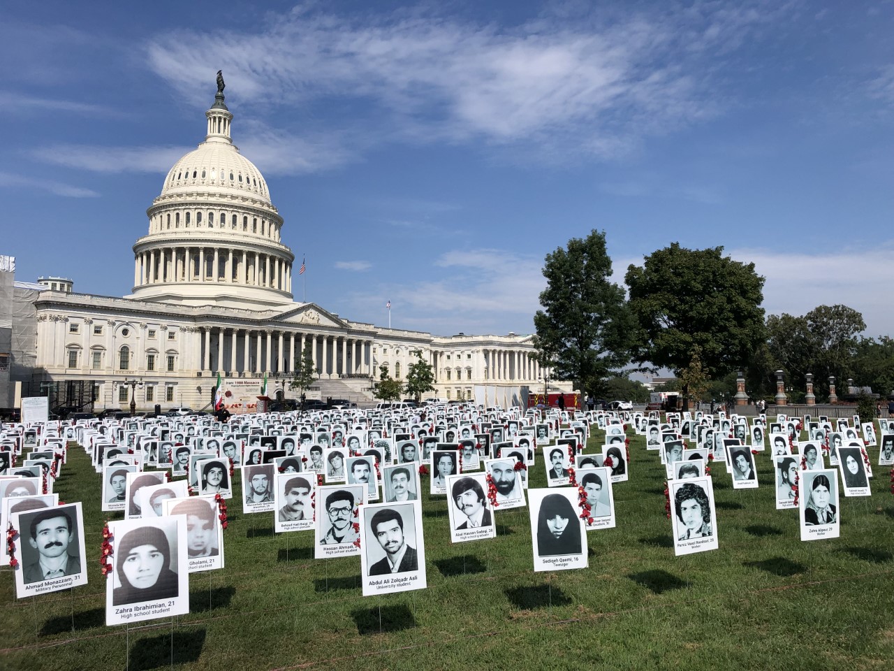 صور ضحايا مجزرة السجناء السياسيين في ايران امام مبنى الكونغرس الاميركي بواشنطن