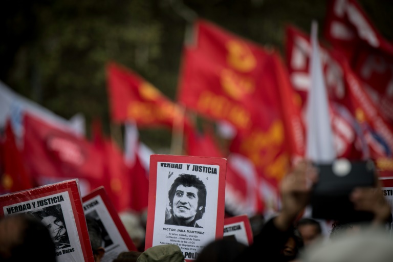 متظاهرون مطالبون بالعدالة في ذكرى انقلاب الجنرال بينوشيه في تشيلي