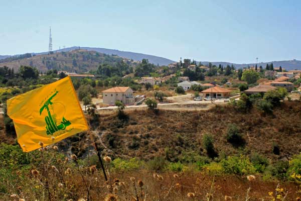  علم لحزب الله على الجانب اللبناني من الحدود بين لبنان وإسرائيل في 2 سبتمبر 2019