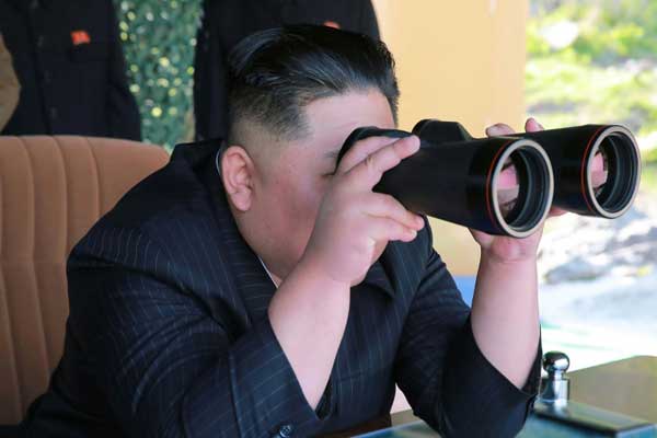 الزعيم الكوري الشمالي كيم جونغ أون يحضر مناورات عسكرية في 9 مايو 2019 - أرشيفية