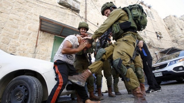 القوات الإسرائيلية تعتقل سيدة فلسطينية وولدها